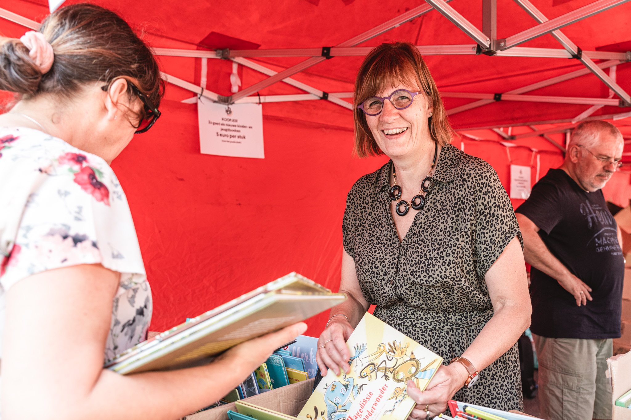 Vrijwilligers bij de boekenverkoop