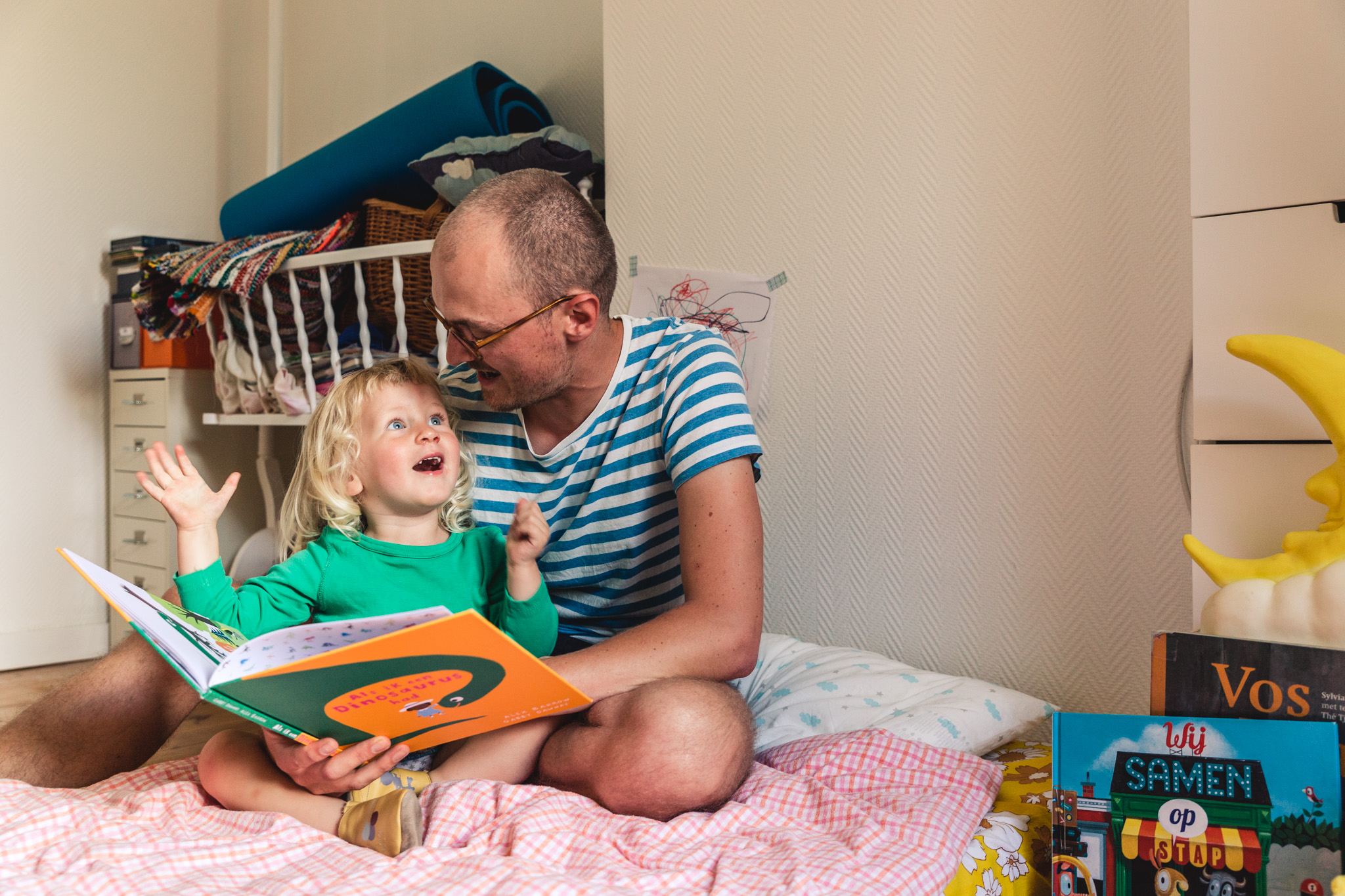 Vader leest voor aan kind