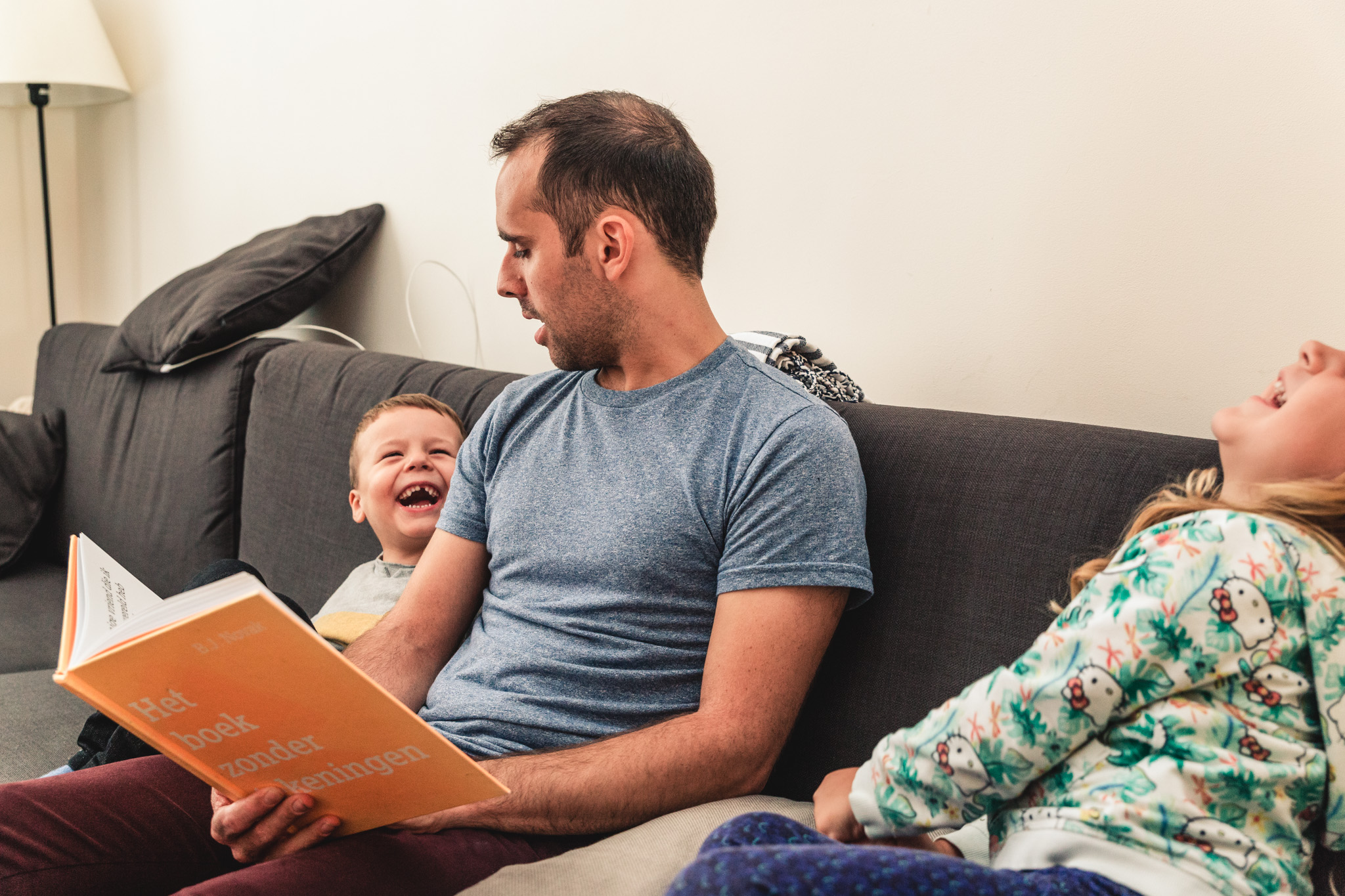 Vader leest voor aan kinderen