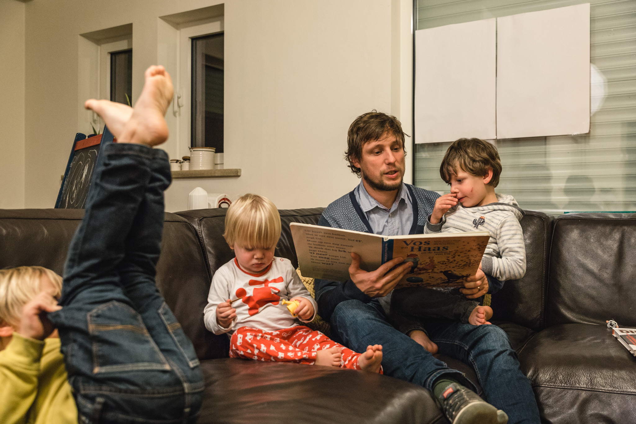 Vader leest voor aan kinderen