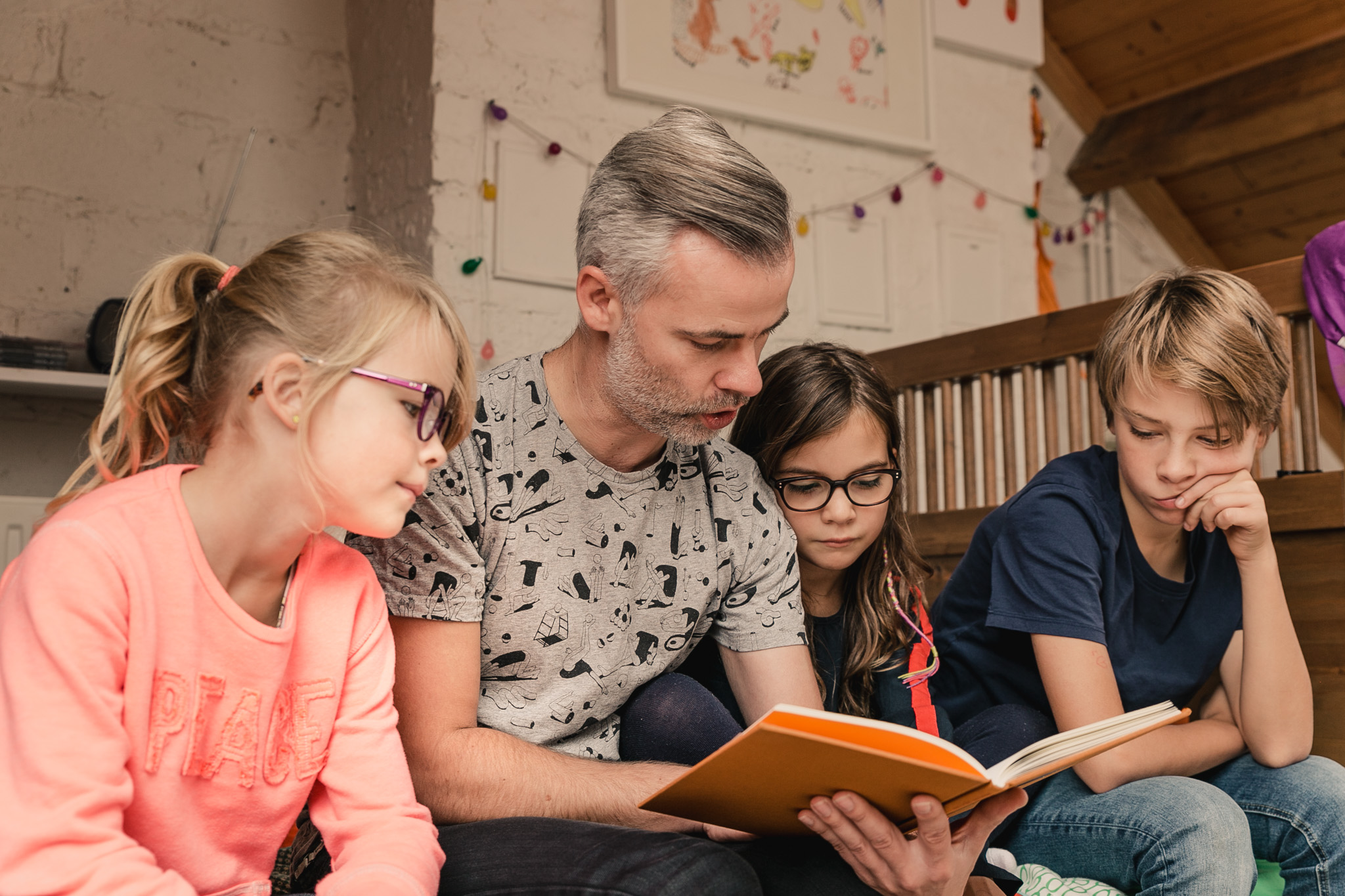 Vader leest voor aan kinderen