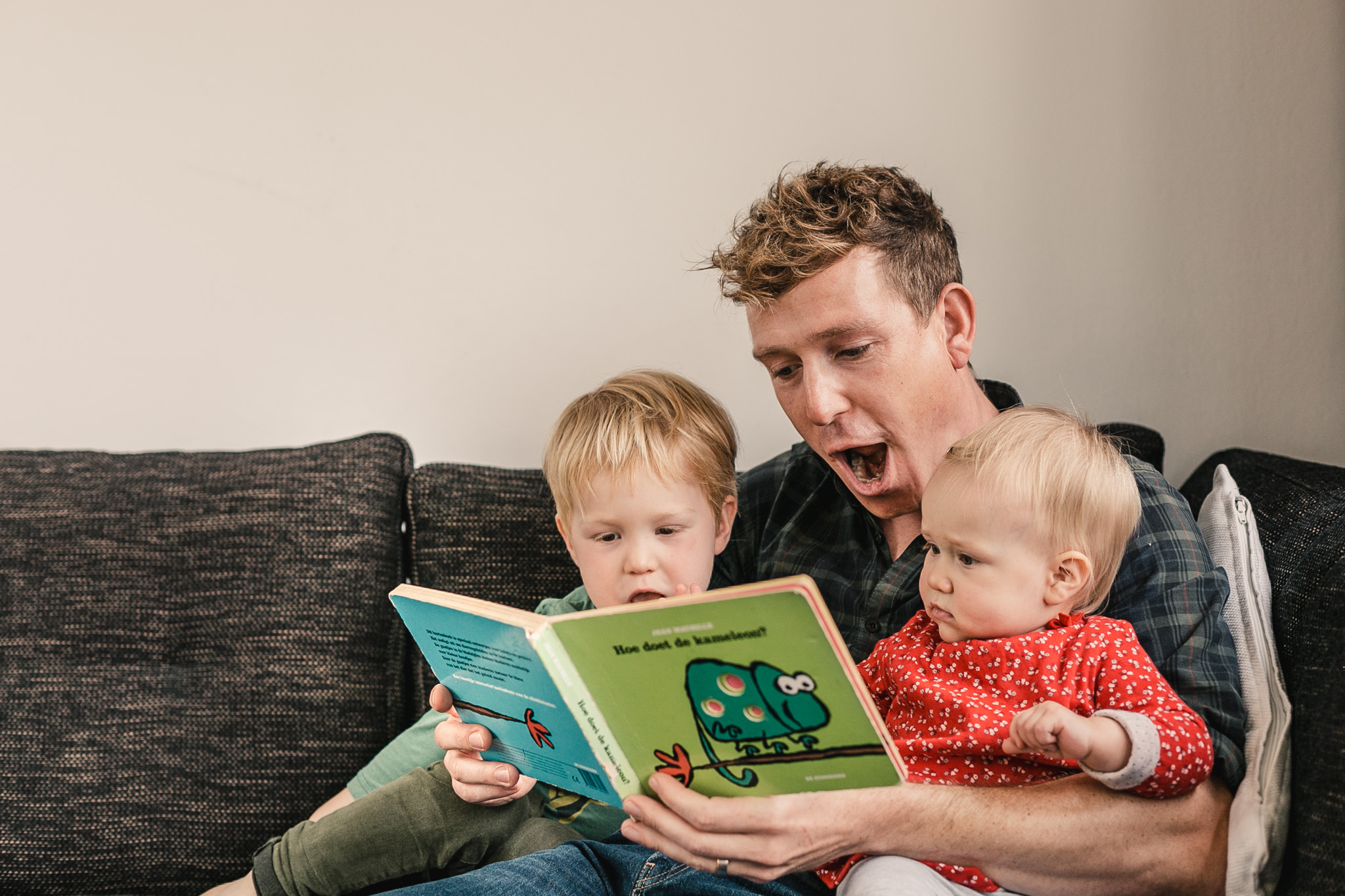 Vader leest voor aan kinderen