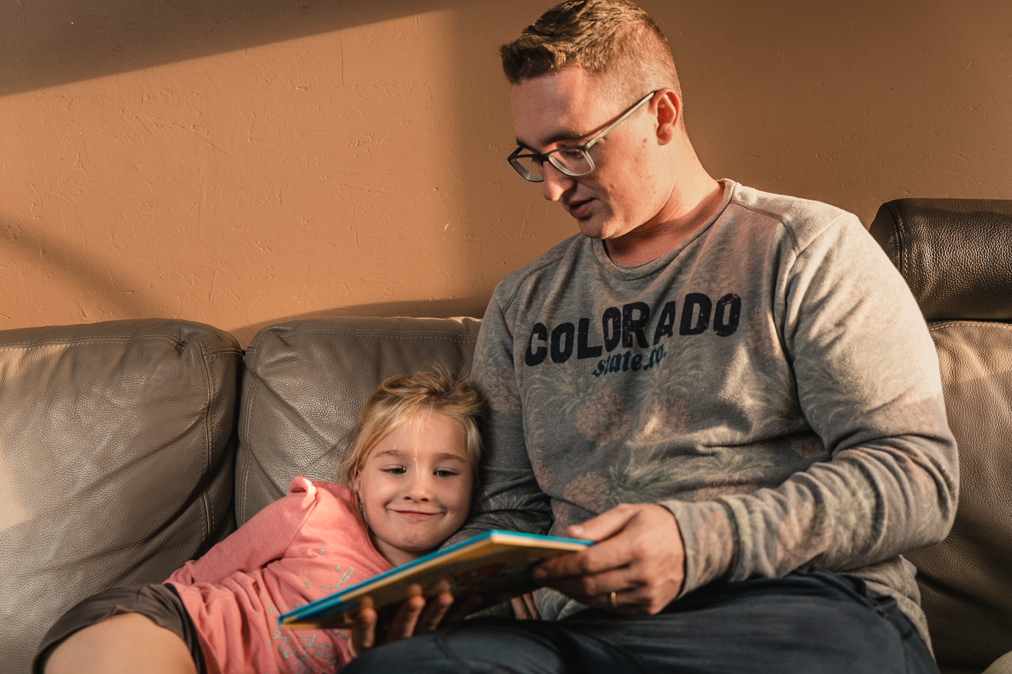 Vader leest voor aan kind