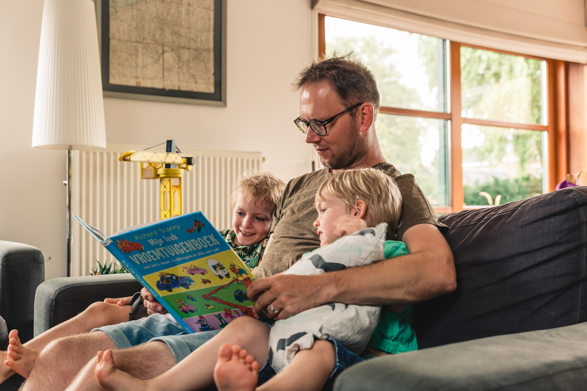 Vader leest voor aan kinderen