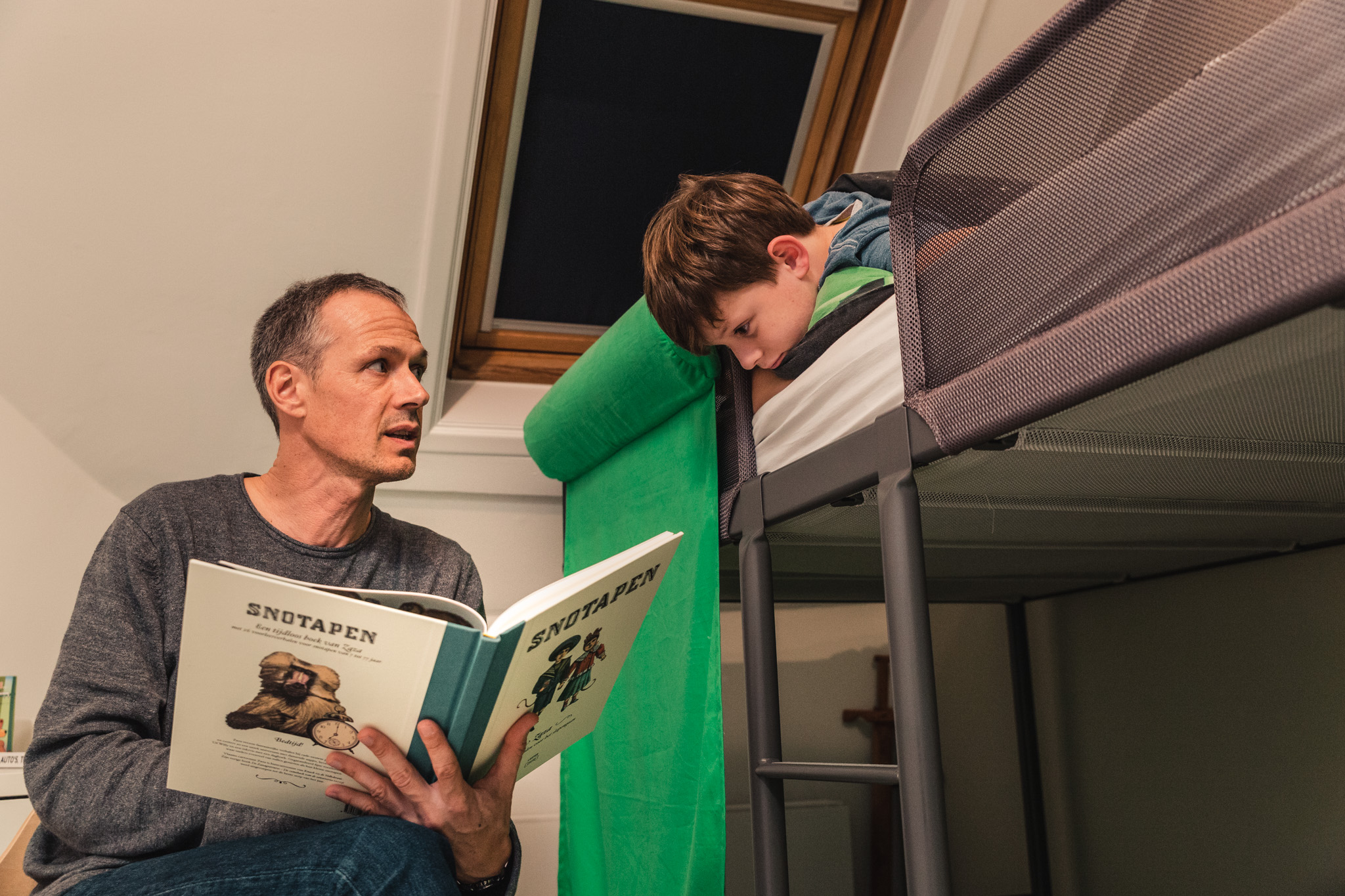 Vader leest voor aan kind