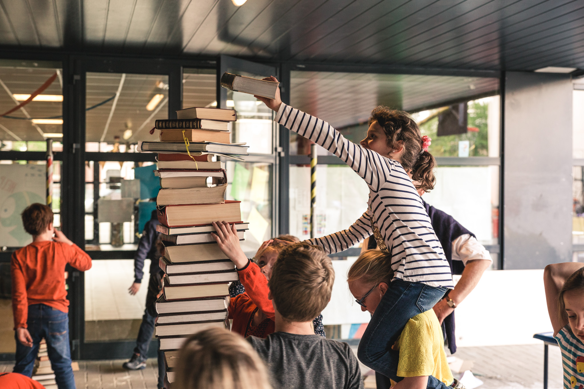 Leerlingen maken een boekentoren