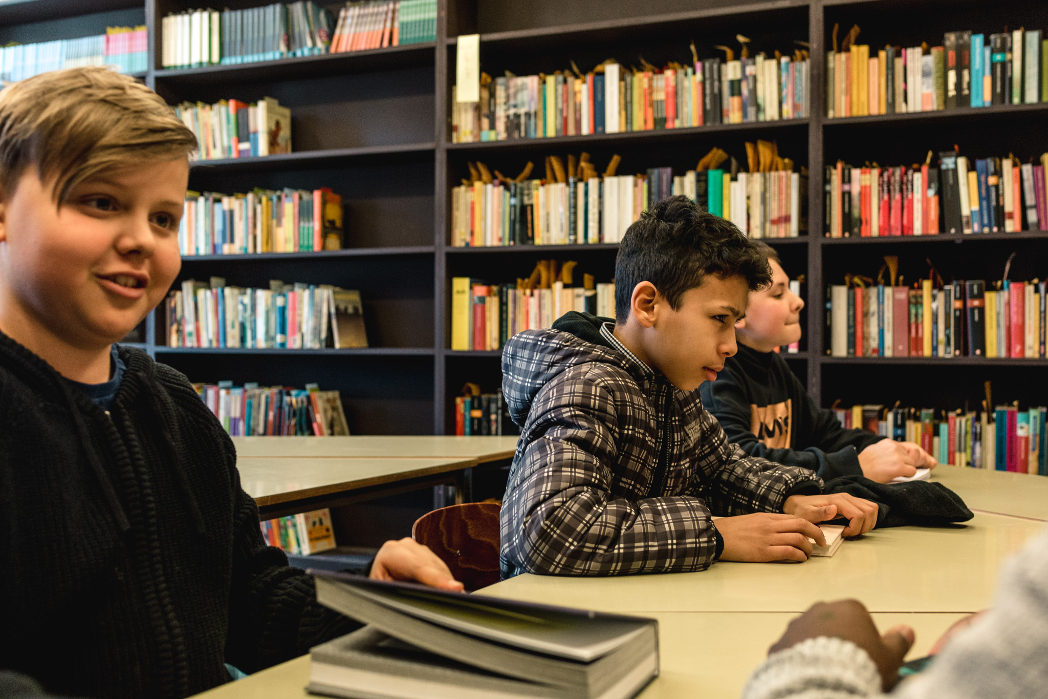 Leerlingen praten over boeken in hun schoolbib