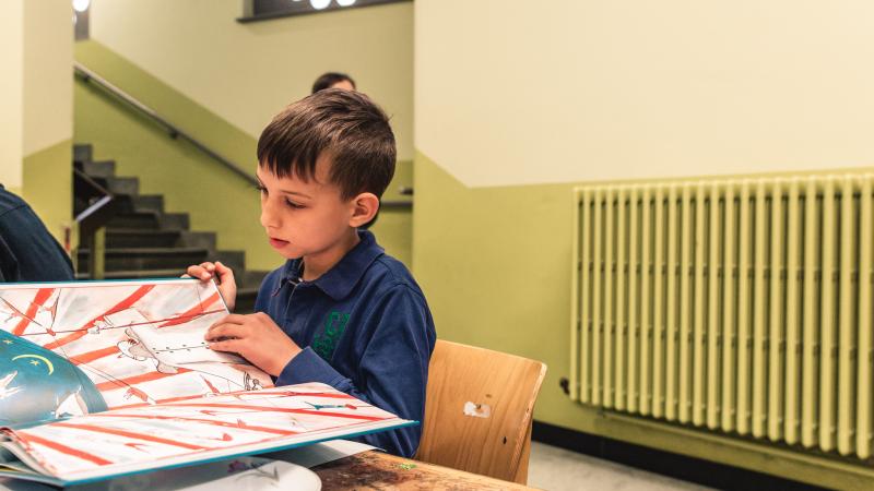 leerling leest in een prentenboek