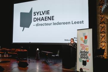 Directeur Sylvie Dhaene verwelkomt het publiek