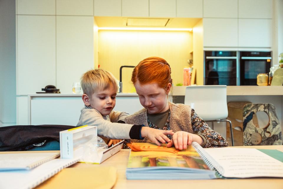 Merel en Sander lezen samen