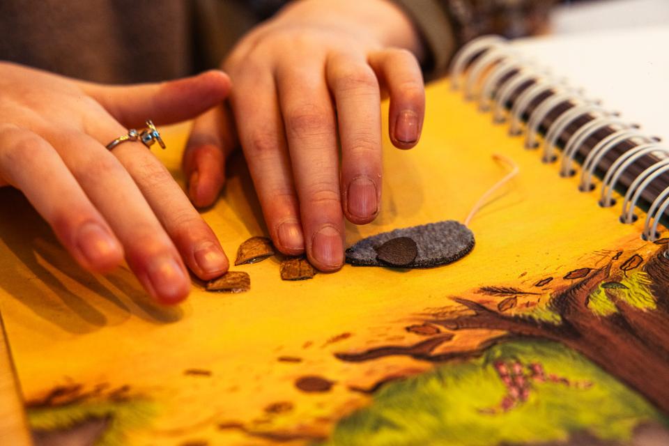 Merel voelt aan het boek.