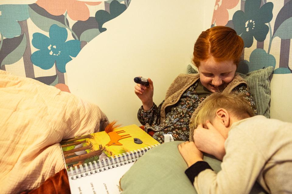 Merel en Sander lezen en lachen.