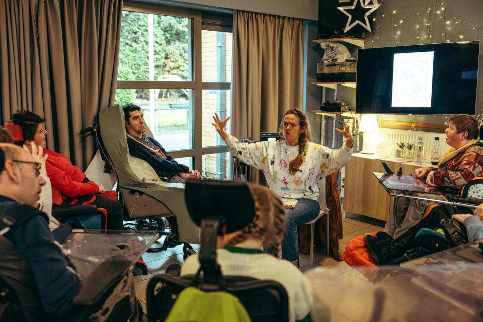 Barbara Rottiers bij zorginstelling Heder - © Michiel Devijver en Iedereen Leest