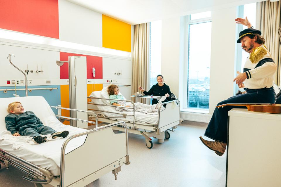 Meneer Zee in kinderziekenhuis Roeselare - © Michiel Devijver en Iedereen Leest