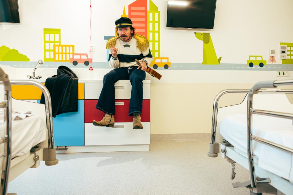 Meneer Zee in kinderziekenhuis Roeselare - © Michiel Devijver en Iedereen Leest