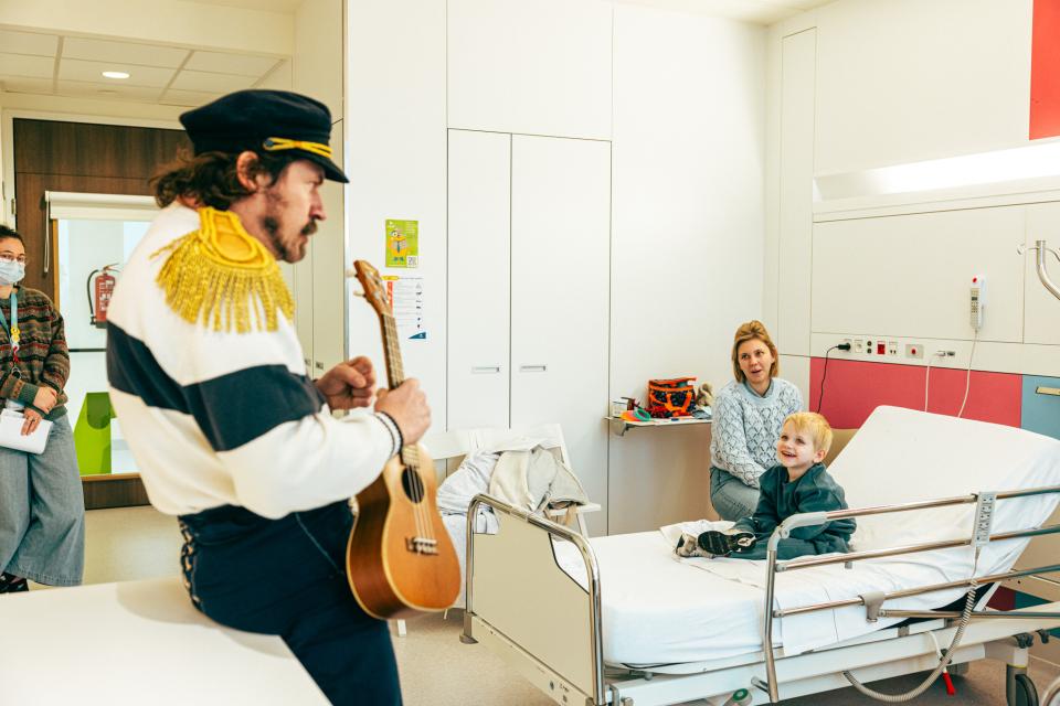 Meneer Zee in kinderziekenhuis Roeselare - © Michiel Devijver en Iedereen Leest