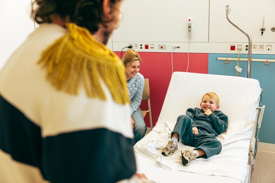 Meneer Zee in kinderziekenhuis Roeselare - © Michiel Devijver en Iedereen Leest