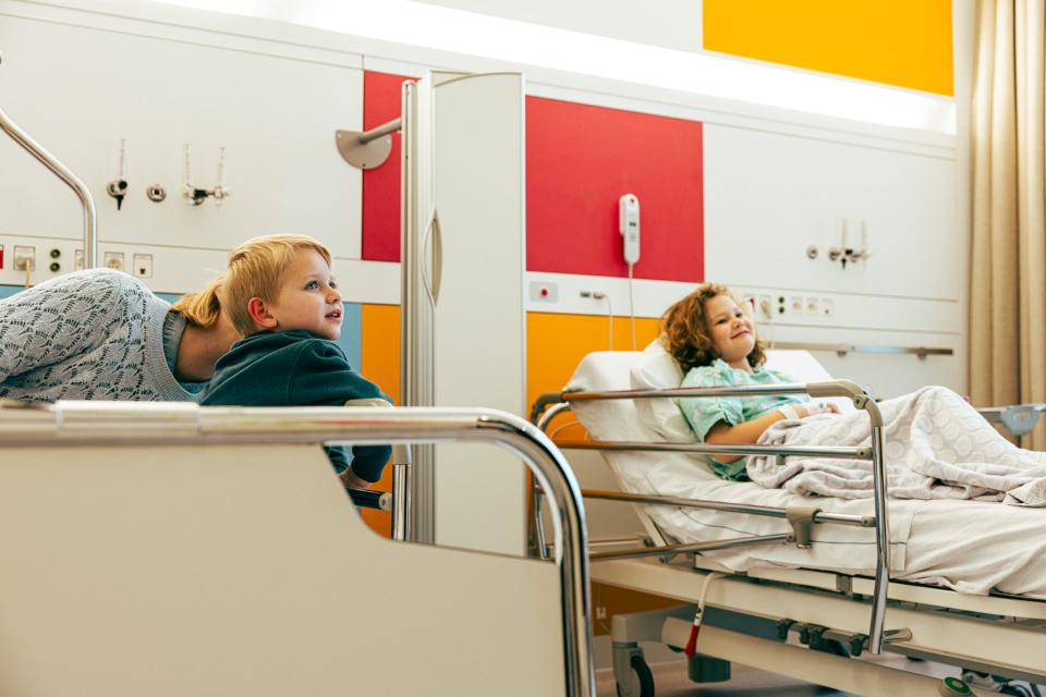 Meneer Zee in kinderziekenhuis Roeselare - © Michiel Devijver en Iedereen Leest