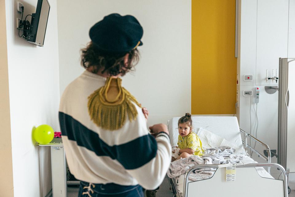 Meneer Zee in kinderziekenhuis Roeselare - © Michiel Devijver en Iedereen Leest