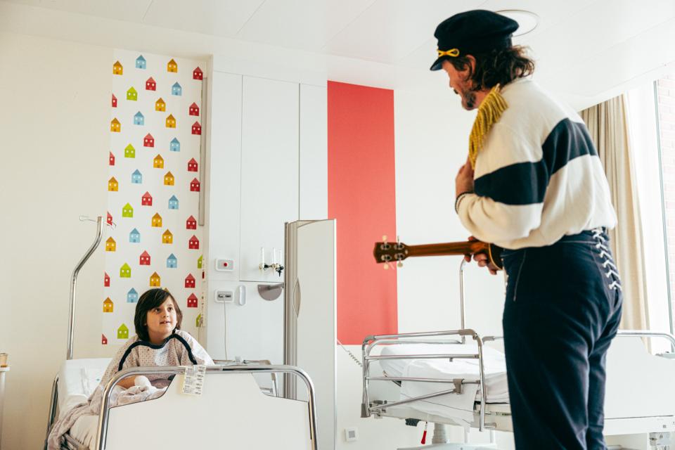 Meneer Zee in kinderziekenhuis Roeselare - © Michiel Devijver en Iedereen Leest