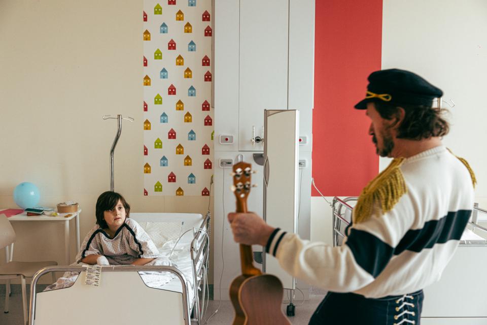 Meneer Zee in kinderziekenhuis Roeselare - © Michiel Devijver en Iedereen Leest