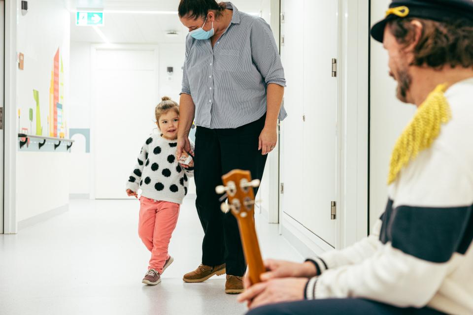 Meneer Zee in kinderziekenhuis Roeselare - © Michiel Devijver en Iedereen Leest