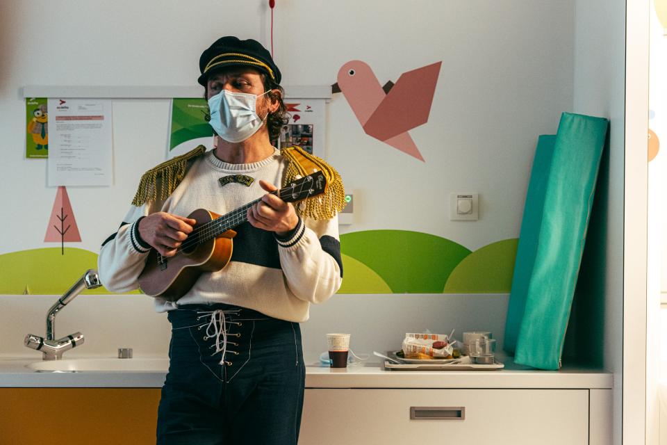 Meneer Zee in kinderziekenhuis Roeselare - © Michiel Devijver en Iedereen Leest