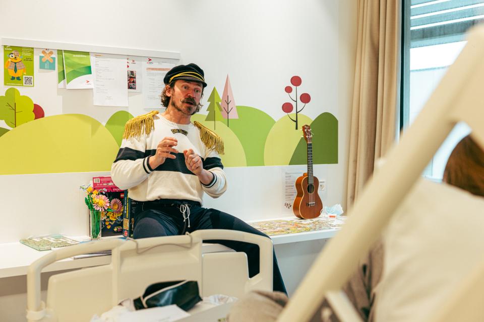 Meneer Zee in kinderziekenhuis Roeselare - © Michiel Devijver en Iedereen Leest