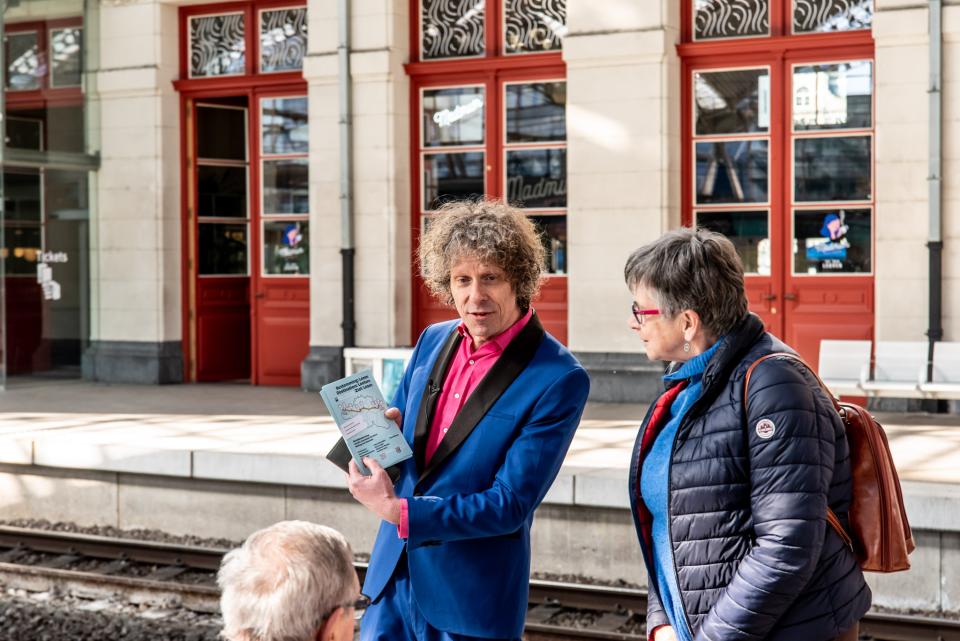 Auteurs lezen op de trein