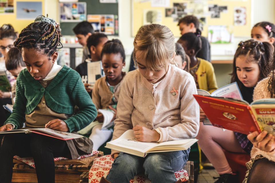 Lezende kinderen in de klas