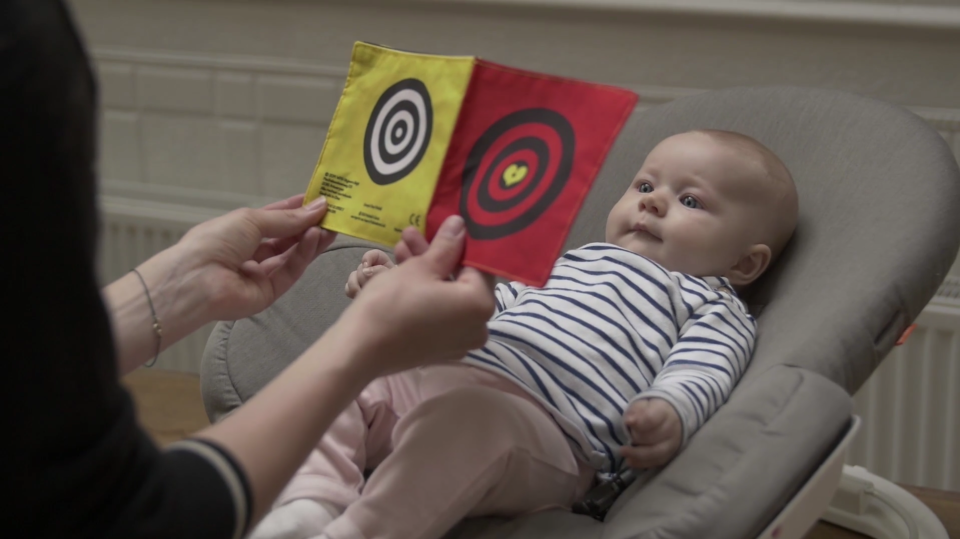 Baby ontdekt een knisperboekje