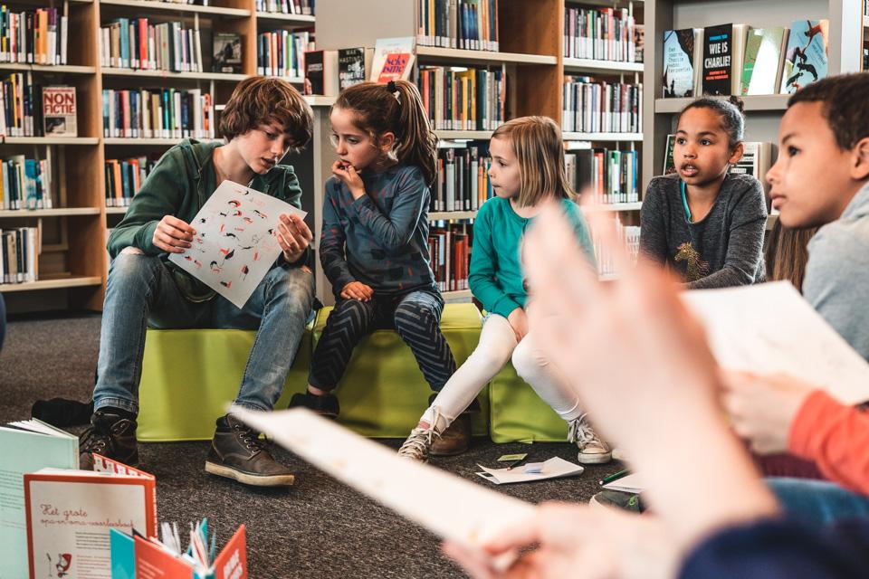 Kinderen op een auteurslezing in de bib