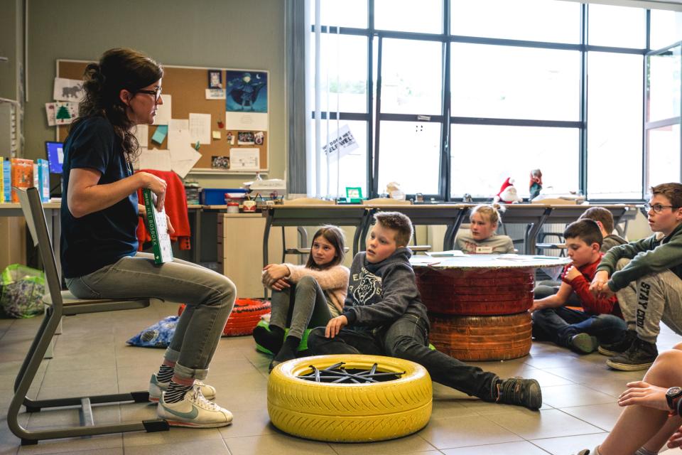 Juf leest voor in de klas