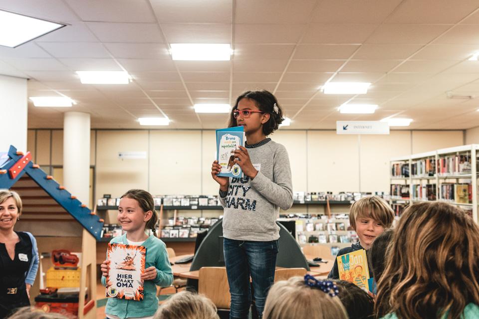 Leden van de kinder- en jeugdjury krijgen op het slotfeest in de bibliotheek te horen welke boeken als winnaar werden gekozen