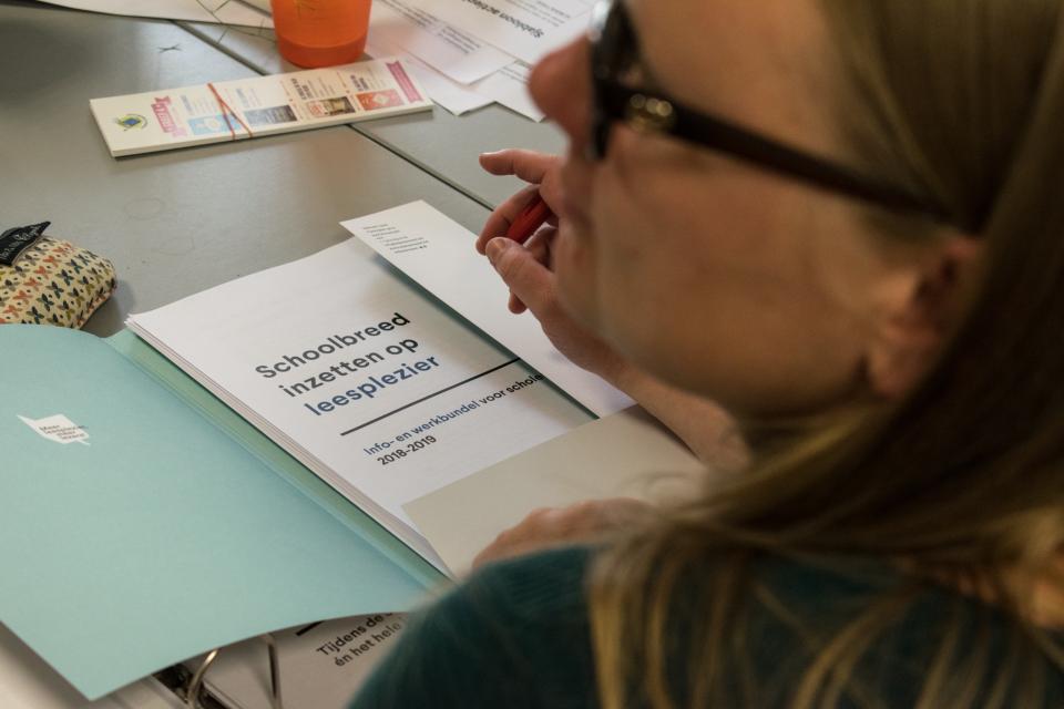 Leerkrachten in overleg rond leesplezier op school