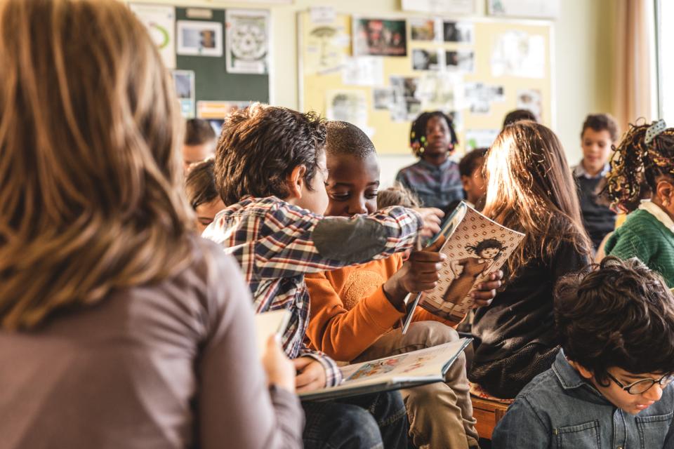 Kinderen lezen samen in de klas