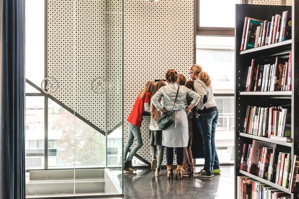 jongeren brengen een bezoek aan de bibliotheek