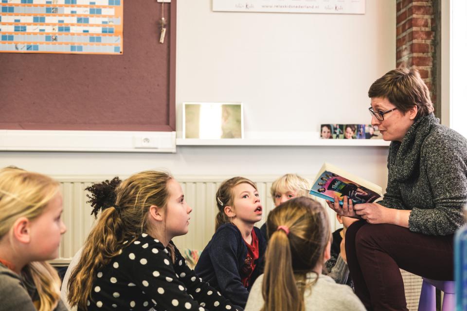 Voorleesmoment in Basisschool Driesprong in Deinze