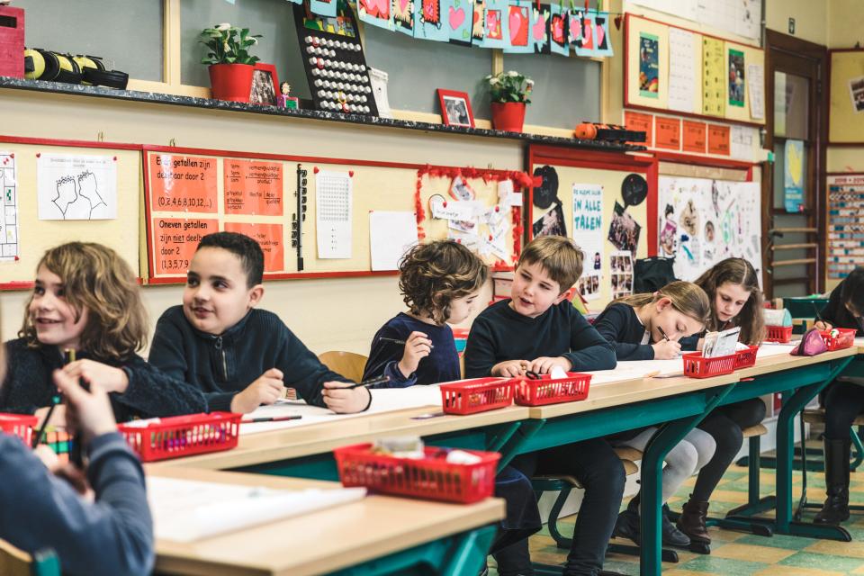 Kinderen op de schoolbanken