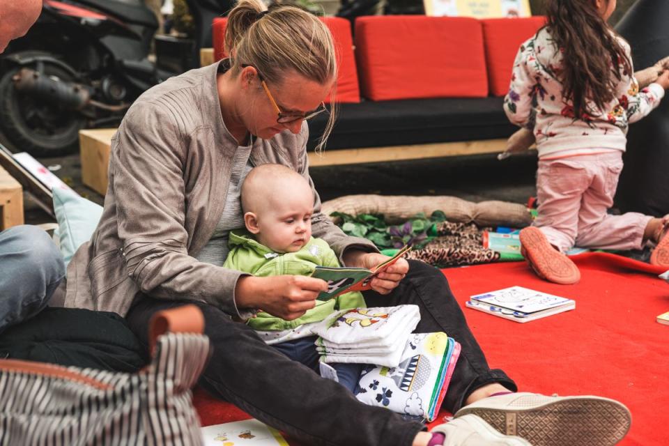 Voorlezen aan een baby