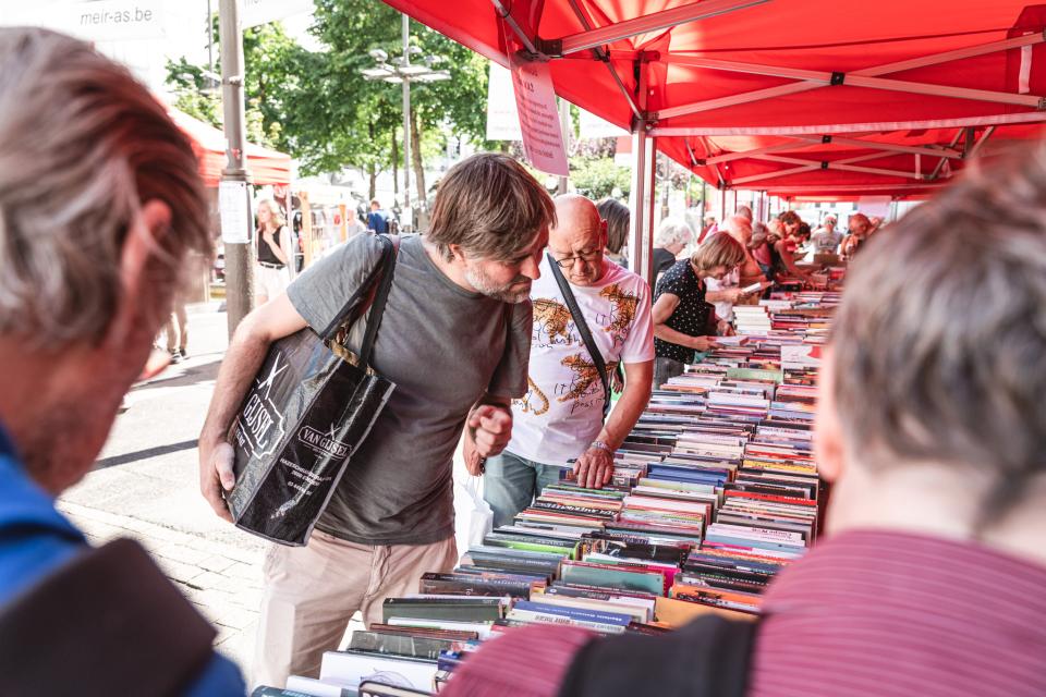 Boekenverkoop op de Cultuurmarkt